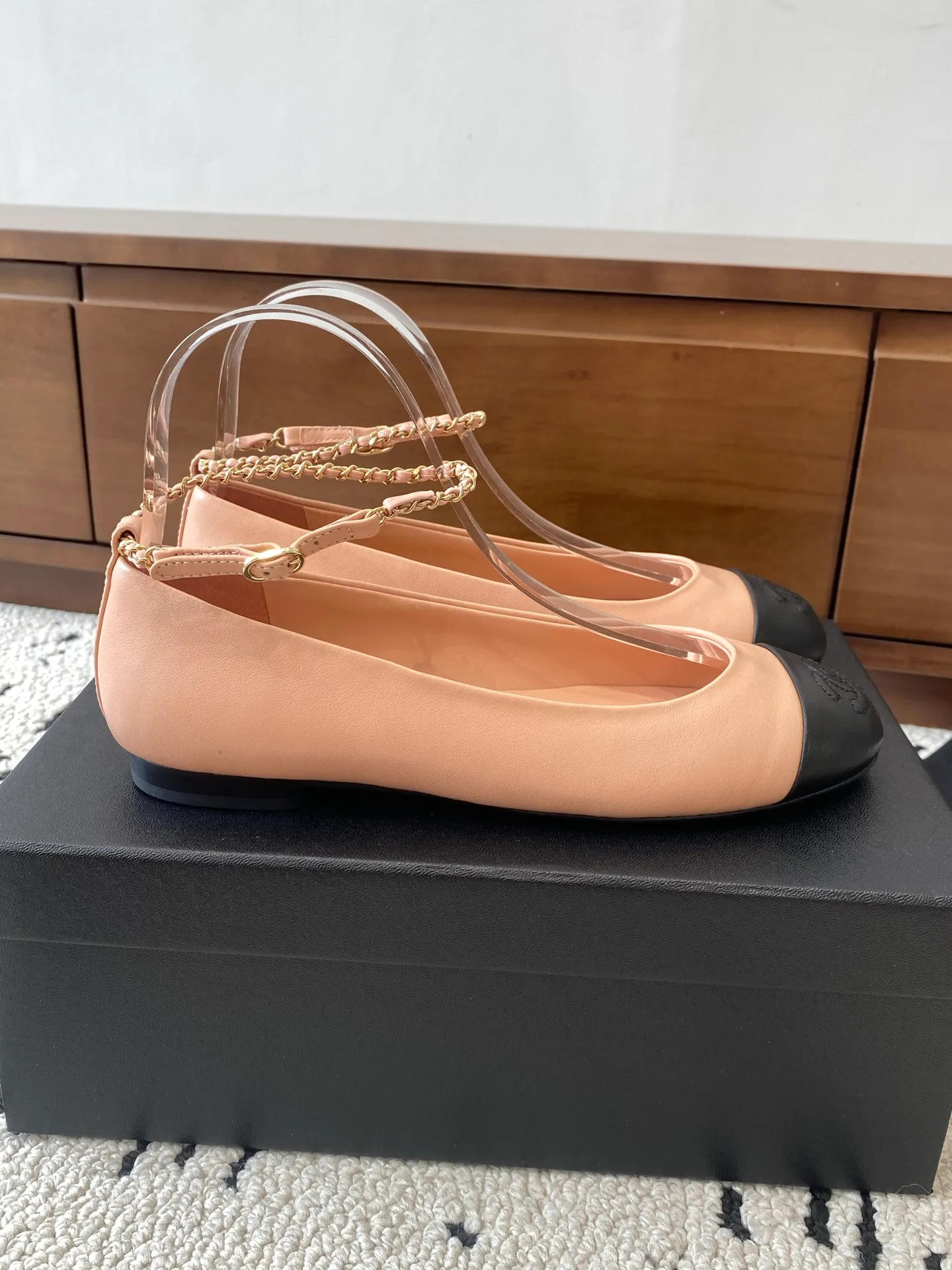 👟👟Ex-factory price 580👟👟 🍀CHANEL2025 new autumn and winter model, Mary Jane leather Chanel Xiaoxiang C home flat classic metal chain shoes Comfortable Mary Jane shoes Catwalk advanced ready-to-wear customization, simple yet sweet and playful Solid color fabric is refreshing and easy to wear Buckle design shoes are more heeling Upper: Customized sheepskin Inner foot pad: sheepskin Sole: Italian leather sole Size: 35-40 (40 customization is non-refundable) 👉 👉 Buy now👉 Buy now👉